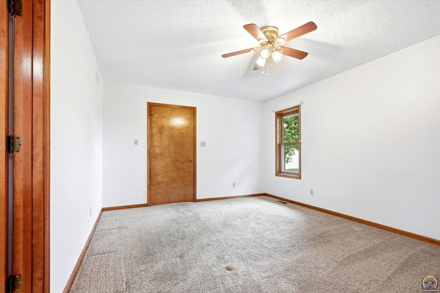 7143 SW 33rd ST, Topeka, KS 66614
