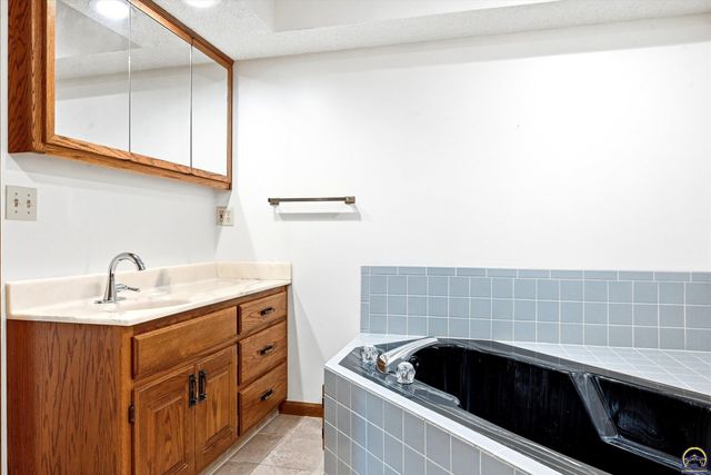 7143 SW 33rd ST, Topeka, KS 66614
