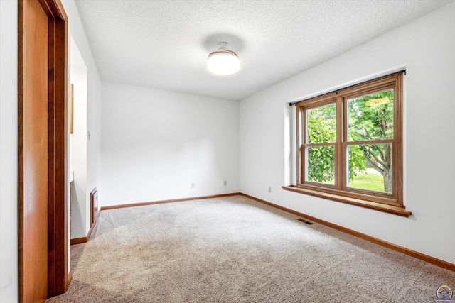 7143 SW 33rd ST, Topeka, KS 66614