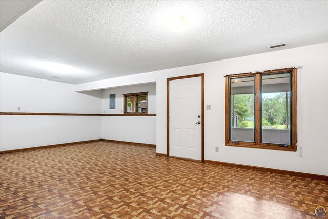 7143 SW 33rd ST, Topeka, KS 66614