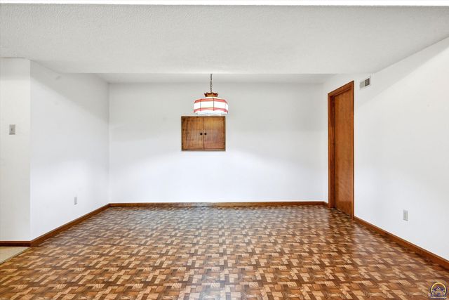 7143 SW 33rd ST, Topeka, KS 66614