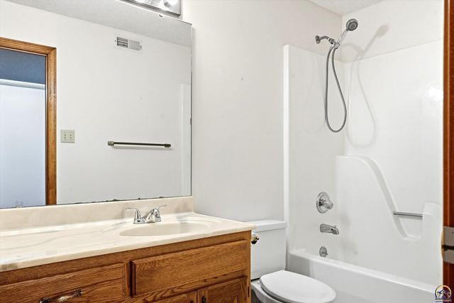 7143 SW 33rd ST, Topeka, KS 66614