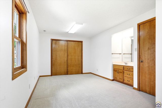 7143 SW 33rd ST, Topeka, KS 66614