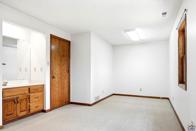 7143 SW 33rd ST, Topeka, KS 66614