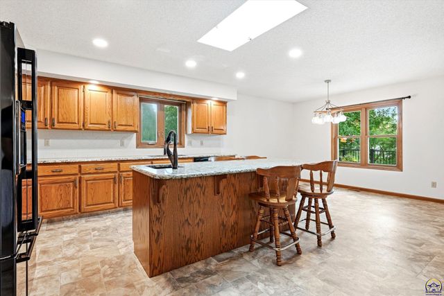 7143 SW 33rd ST, Topeka, KS 66614