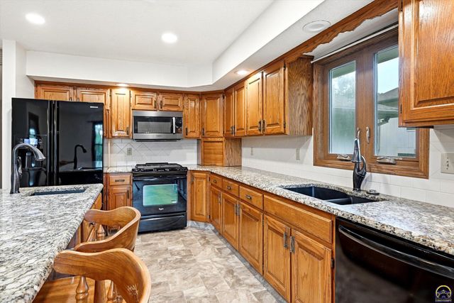 7143 SW 33rd ST, Topeka, KS 66614
