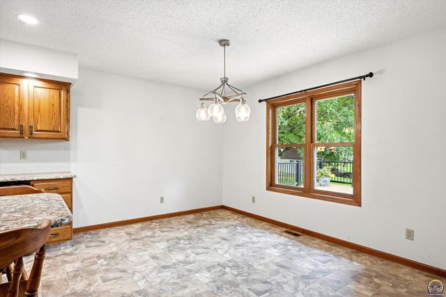 7143 SW 33rd ST, Topeka, KS 66614