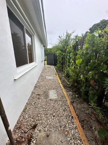 950 E Dayton Circle, Fort Lauderdale, FL 33312