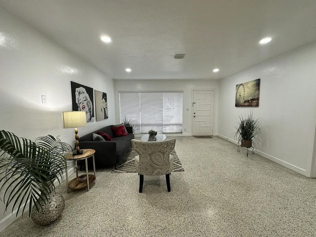 950 E Dayton Circle, Fort Lauderdale, FL 33312