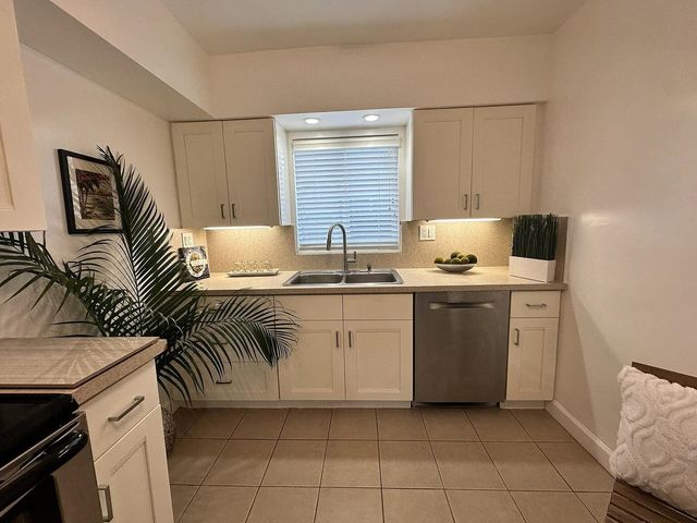 950 E Dayton Circle, Fort Lauderdale, FL 33312