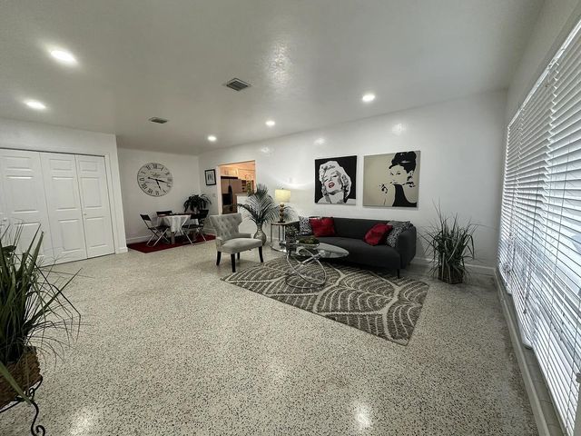 950 E Dayton Circle, Fort Lauderdale, FL 33312