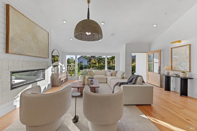 9 Fay Dr, Kentfield, CA 94904