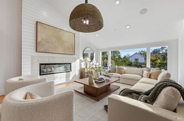 9 Fay Dr, Kentfield, CA 94904