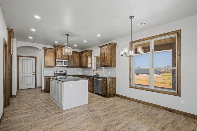 1185 Wolf Creek Drive, Blanchard, OK 73010