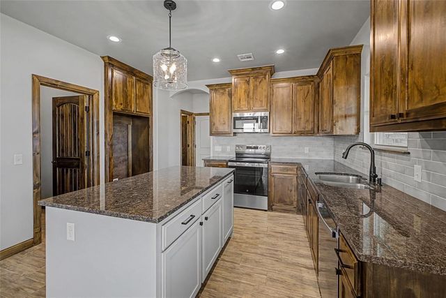 1185 Wolf Creek Drive, Blanchard, OK 73010