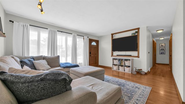 2339 Meadow Lane NE, Cedar Rapids, IA 52402
