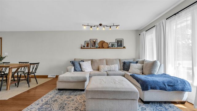 2339 Meadow Lane NE, Cedar Rapids, IA 52402