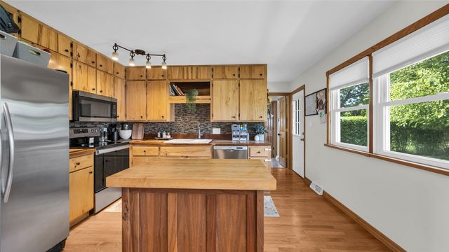 2339 Meadow Lane NE, Cedar Rapids, IA 52402