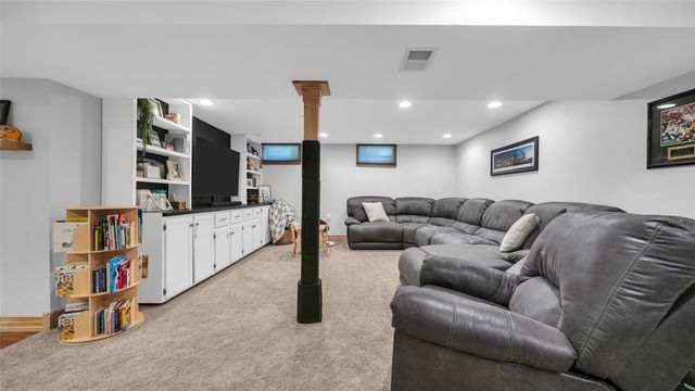 2339 Meadow Lane NE, Cedar Rapids, IA 52402