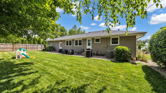 2339 Meadow Lane NE, Cedar Rapids, IA 52402