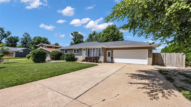 2339 Meadow Lane NE, Cedar Rapids, IA 52402