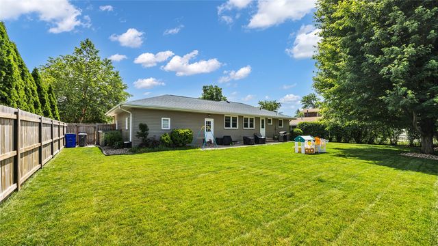 2339 Meadow Lane NE, Cedar Rapids, IA 52402