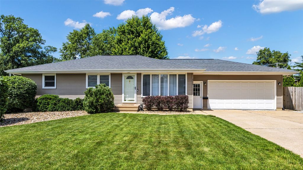 2339 Meadow Lane NE, Cedar Rapids, IA 52402