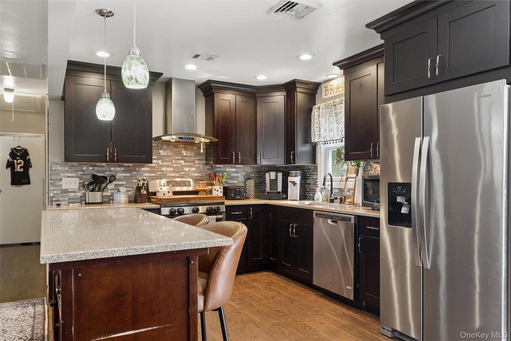 6 Rhodes Court, Selden, NY 11784 — photo 2