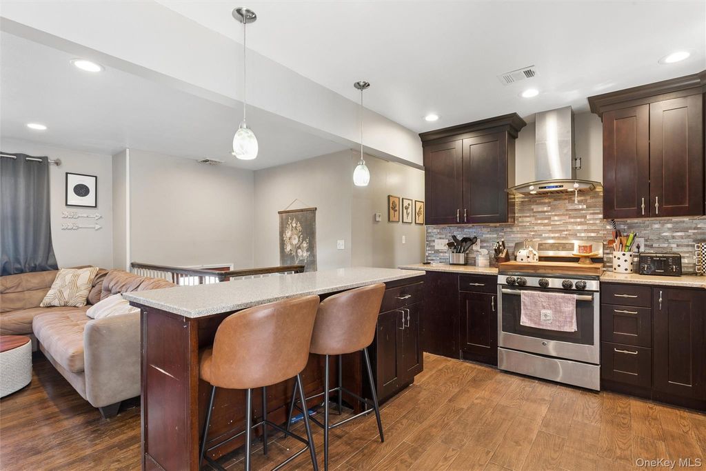 6 Rhodes Court, Selden, NY 11784 — photo 3