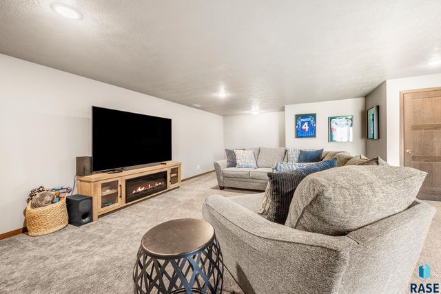 9016 W 24th St, Sioux Falls, SD 57106