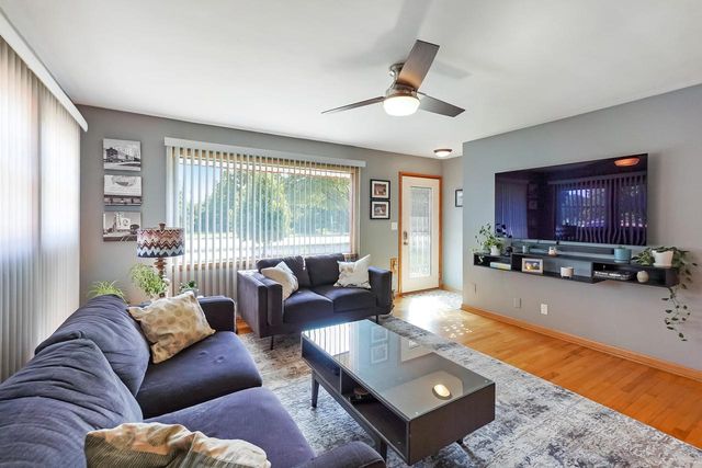 5803 S Lake DRIVE, Cudahy, WI 53110
