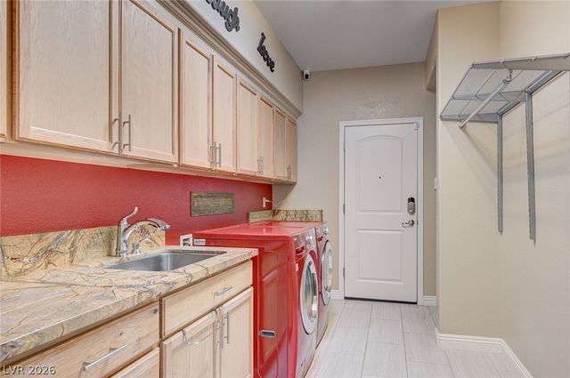 8586 Monument Lake Court, Las Vegas, NV 89113