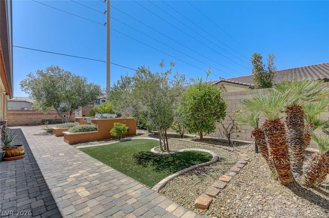 8586 Monument Lake Court, Las Vegas, NV 89113