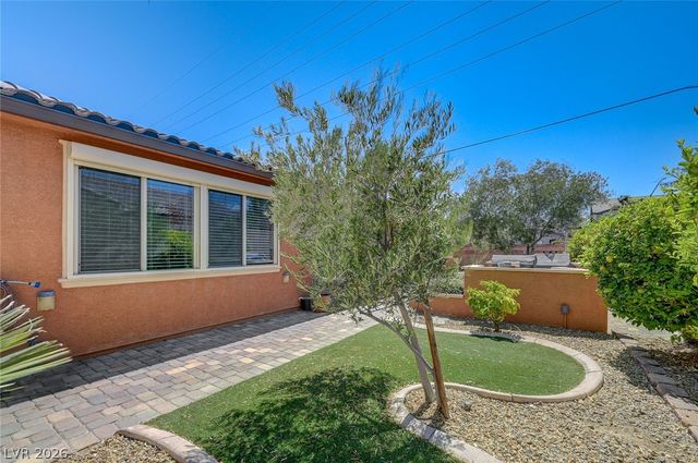 8586 Monument Lake Court, Las Vegas, NV 89113