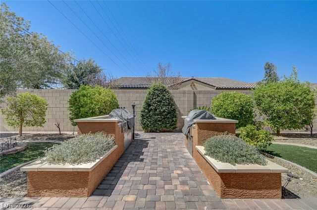 8586 Monument Lake Court, Las Vegas, NV 89113