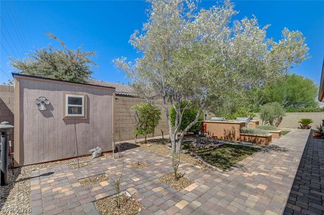 8586 Monument Lake Court, Las Vegas, NV 89113