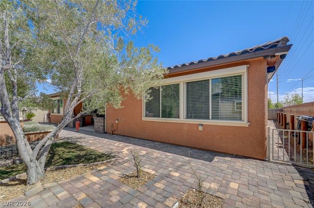 8586 Monument Lake Court, Las Vegas, NV 89113