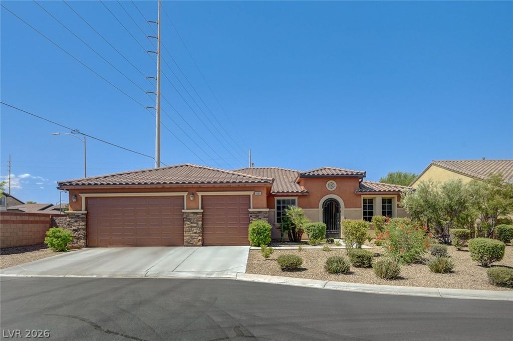 8586 Monument Lake Court, Las Vegas, NV 89113