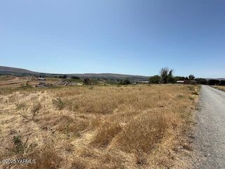 NKA Highpoint Landing Dr, Yakima, WA 98901