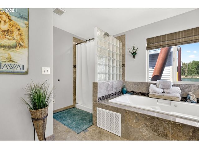 18525 Ne Marine Dr. E3, Portland, OR 97230