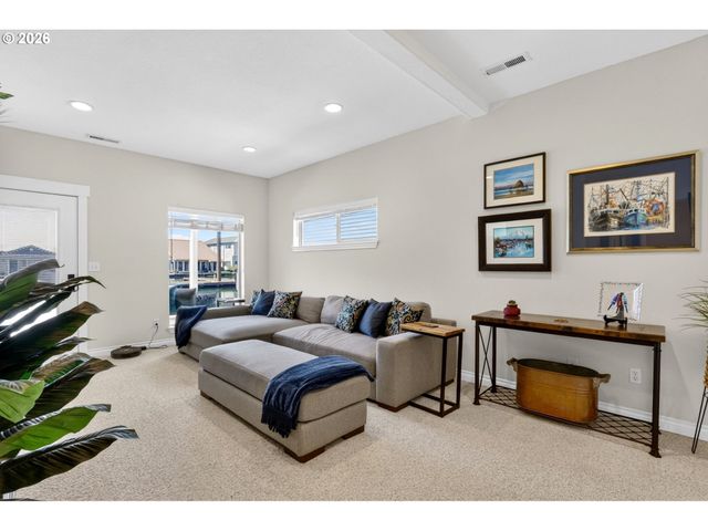 18525 Ne Marine Dr. E3, Portland, OR 97230