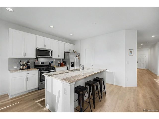 121 S Vandriver Way, Aurora, CO 80018