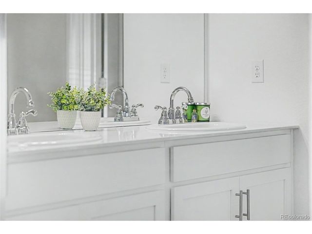 121 S Vandriver Way, Aurora, CO 80018