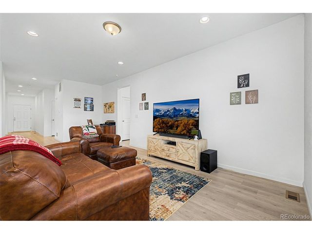 121 S Vandriver Way, Aurora, CO 80018