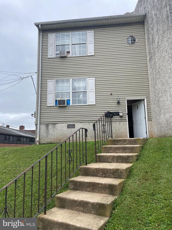 32 N WYCOMBE AVE, Lansdowne, PA 19050