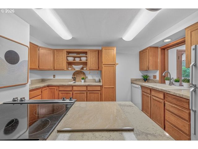 16062 Sw BRIDLE HILLS Dr, Beaverton, OR 97007