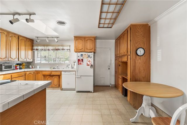 1152 E Avenue J1, Lancaster, CA 93535