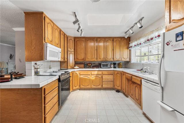1152 E Avenue J1, Lancaster, CA 93535