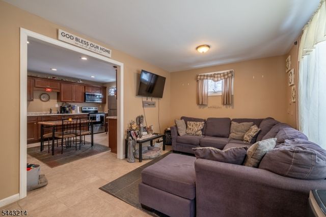 6 Pine St E, Vernon Twp., NJ 07422