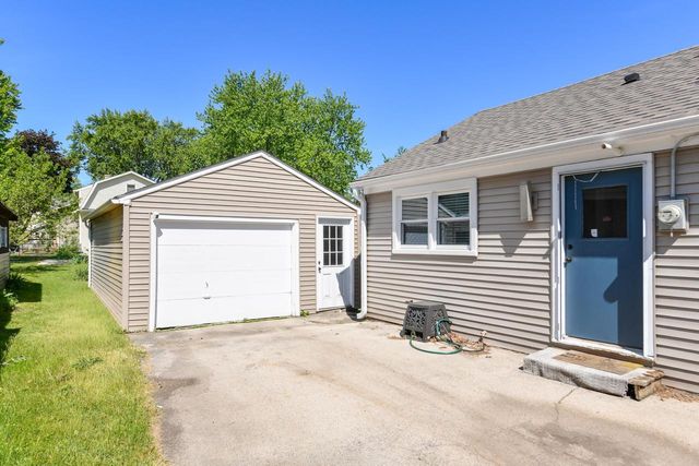 1304 N Grandview BOULEVARD, Waukesha, WI 53188